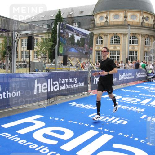 29.06.2025 - hella hamburg halbmarathon Michael Strokosch http://msf.ph/oto/8439882 29.06.2025 10:23:44 Ziel 5301, 7834, 9151 meine-sportfotos.de