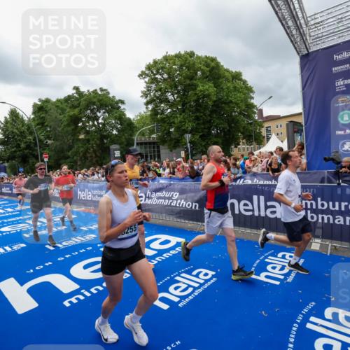 29.06.2025 - hella hamburg halbmarathon Zöllner http://msf.ph/oto/8439891 29.06.2025 10:55:49 Ziel 1143, 1179, 1834, 5021, 6569, 6924, 7221, 8255, 8618, 10212, 12483, 12858, 13474, 14365, 14909, 16401, 16434, 16786, 18125, 18190, 19047 meine-sportfotos.de
