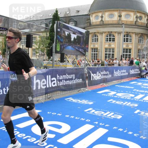 29.06.2025 - hella hamburg halbmarathon Michael Strokosch http://msf.ph/oto/8439908 29.06.2025 10:23:44 Ziel 5301, 7834, 9151 meine-sportfotos.de