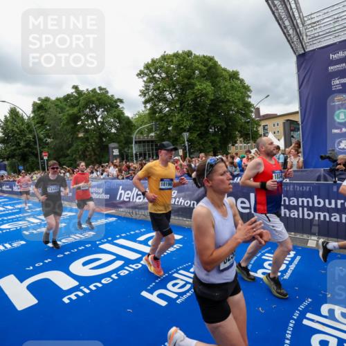 29.06.2025 - hella hamburg halbmarathon Zöllner http://msf.ph/oto/8439916 29.06.2025 10:55:49 Ziel 1143, 1179, 1834, 5021, 6569, 6924, 7221, 8255, 8618, 10212, 12483, 12858, 13474, 14365, 14909, 16401, 16434, 16786, 18125, 18190, 19047 meine-sportfotos.de