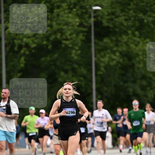 29.06.2025 - hella hamburg halbmarathon Dr. Thomas Lammeyer http://msf.ph/oto/8439923 29.06.2025 10:56:43 Kennedybrücke 1369, 1978, 2308, 2593, 3140, 3645, 4087, 4273, 4815, 5262, 5291, 6406, 6671, 6885, 6961, 6985, 7682, 7691, 7737, 8194, 8196, 8250, 8251, 8672, 9068, 9070, 9220, 9594, 9673, 9730, 10296, 10342, 10496, 10634, 10928, 11084, 11297, 11375 meine-sportfotos.de