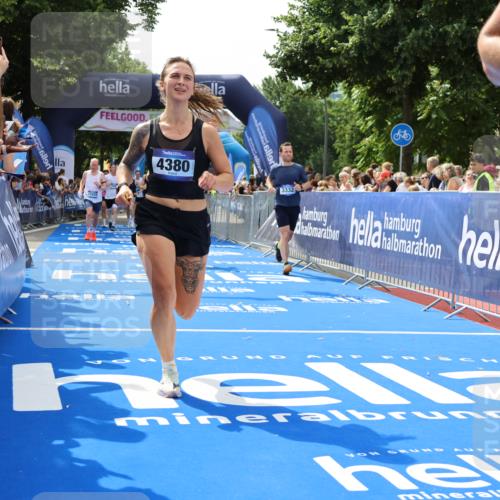 29.06.2025 - hella hamburg halbmarathon Strokosch-Dieckow http://msf.ph/oto/8439963 29.06.2025 10:41:10 Ziel 1136, 2568, 3332, 3618, 4205, 4380, 4871, 5387, 5709, 6901, 8122, 9358, 9659, 9711, 9815, 10375, 12434, 12895, 13268, 17100, 17620, 17834, 18045, 18049 meine-sportfotos.de