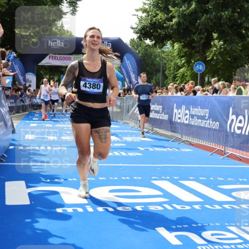 29.06.2025 - hella hamburg halbmarathon Strokosch-Dieckow http://msf.ph/oto/8439984 29.06.2025 10:41:10 Ziel 1136, 2568, 3332, 3618, 4205, 4380, 4871, 5387, 5709, 6901, 8122, 9358, 9659, 9711, 9815, 10375, 12434, 12895, 13268, 17100, 17620, 17834, 18045, 18049 meine-sportfotos.de
