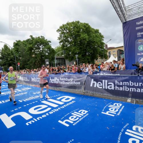 29.06.2025 - hella hamburg halbmarathon Zöllner http://msf.ph/oto/8440016 29.06.2025 10:55:52 Ziel 1179, 2612, 3256, 3668, 4772, 5021, 6569, 7221, 7976, 12858, 13474, 14365, 16401, 16434, 16786, 18125, 18867, 19047 meine-sportfotos.de
