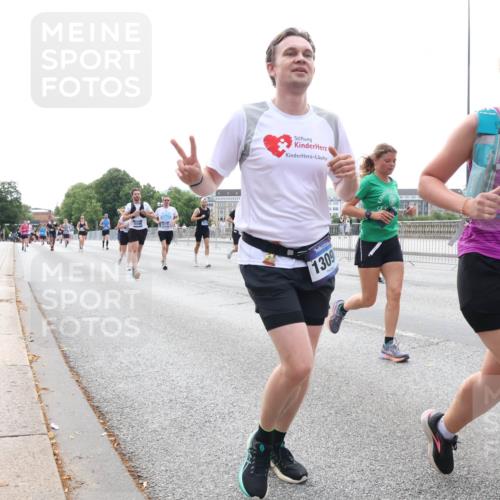 29.06.2025 - hella hamburg halbmarathon Lena Gebhardt http://msf.ph/oto/8440032 29.06.2025 10:29:15 Lombardsbrücke 1309, 4982, 1230, 1518, 1557, 1661, 1869, 2688, 3179, 3311, 3717, 4161, 4349, 4362, 4373, 4834, 4982, 5167, 5249, 6285, 6345, 6725, 7169, 7449, 8048, 8812, 9714, 10198, 10322, 10641, 10808, 11249, 11792, 11803, 11989, 12086, 12099, 12404, 12442, 12958, 13090, 13382, 14205, 14644, 15143, 15452, 15453, 15952, 15955, 16659, 16662, 16673, 16676, 17496, 18298, 18299, 18414 meine-sportfotos.de