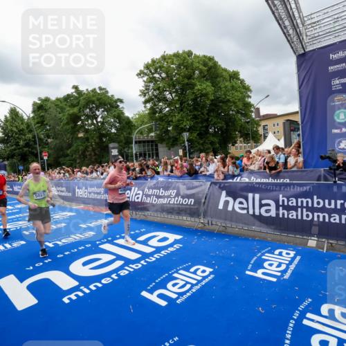 29.06.2025 - hella hamburg halbmarathon Zöllner http://msf.ph/oto/8440036 29.06.2025 10:55:52 Ziel 1179, 2612, 3256, 3668, 4772, 5021, 6569, 7221, 7976, 12858, 13474, 14365, 16401, 16434, 16786, 18125, 18867, 19047 meine-sportfotos.de