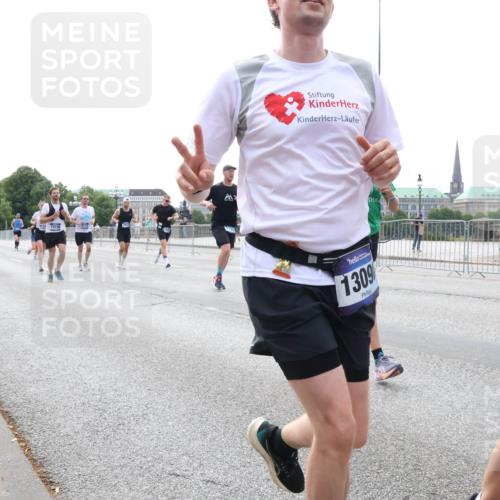 29.06.2025 - hella hamburg halbmarathon Lena Gebhardt http://msf.ph/oto/8440055 29.06.2025 10:29:15 Lombardsbrücke 1309, 1230, 1518, 1557, 1661, 1869, 2688, 3179, 3311, 3717, 4161, 4349, 4362, 4373, 4834, 4982, 5167, 5249, 6285, 6345, 6725, 7169, 7449, 8048, 8812, 9714, 10198, 10322, 10641, 10808, 11249, 11792, 11803, 11989, 12086, 12099, 12404, 12442, 12958, 13090, 13382, 14205, 14644, 15143, 15452, 15453, 15952, 15955, 16659, 16662, 16673, 16676, 17496, 18298, 18299, 18414 meine-sportfotos.de