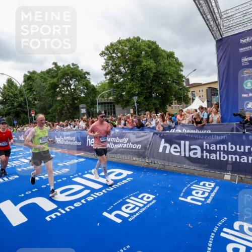 29.06.2025 - hella hamburg halbmarathon Zöllner http://msf.ph/oto/8440062 29.06.2025 10:55:52 Ziel 1179, 2612, 3256, 3668, 4772, 5021, 6569, 7221, 7976, 12858, 13474, 14365, 16401, 16434, 16786, 18125, 18867, 19047 meine-sportfotos.de