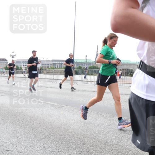 29.06.2025 - hella hamburg halbmarathon Lena Gebhardt http://msf.ph/oto/8440082 29.06.2025 10:29:15 Lombardsbrücke 10198, 1192, 1230, 1518, 1557, 1661, 1869, 2688, 3179, 3311, 3717, 4161, 4349, 4362, 4373, 4834, 4982, 5167, 5249, 6285, 6345, 6725, 7169, 7449, 8048, 8812, 9714, 10198, 10322, 10641, 10808, 11249, 11792, 11803, 11989, 12086, 12099, 12404, 12442, 12958, 13090, 13382, 14205, 14644, 15143, 15452, 15453, 15952, 15955, 16659, 16662, 16673, 16676, 17496, 18298, 18299, 18414 meine-sportfotos.de