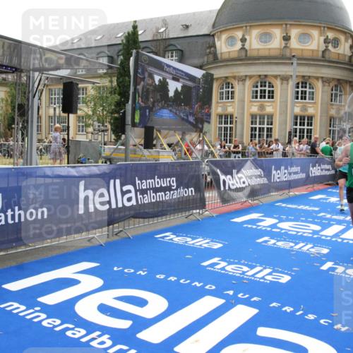 29.06.2025 - hella hamburg halbmarathon Michael Strokosch http://msf.ph/oto/8440087 29.06.2025 10:23:52 Ziel 6699, 7963, 9447, 10780, 12360 meine-sportfotos.de