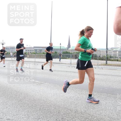 29.06.2025 - hella hamburg halbmarathon Lena Gebhardt http://msf.ph/oto/8440109 29.06.2025 10:29:15 Lombardsbrücke 10198, 4373, 1192, 1230, 1518, 1557, 1661, 1869, 2688, 3179, 3311, 3717, 4161, 4349, 4362, 4373, 4834, 4982, 5167, 5249, 6285, 6345, 6725, 7169, 7449, 8048, 8812, 9714, 10198, 10322, 10641, 10808, 11249, 11792, 11803, 11989, 12086, 12099, 12404, 12442, 12958, 13090, 13382, 14205, 14644, 15143, 15452, 15453, 15952, 15955, 16659, 16662, 16673, 16676, 17496, 18298, 18299, 18414 meine-sportfotos.de