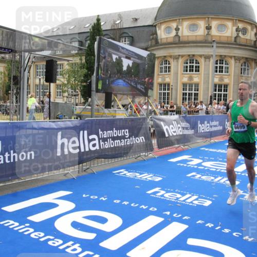 29.06.2025 - hella hamburg halbmarathon Michael Strokosch http://msf.ph/oto/8440113 29.06.2025 10:23:53 Ziel 6699, 7963, 9447, 10780, 12360 meine-sportfotos.de
