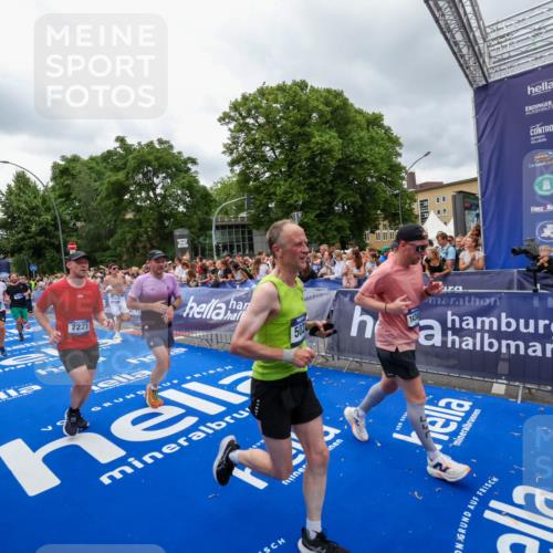 29.06.2025 - hella hamburg halbmarathon Zöllner http://msf.ph/oto/8440121 29.06.2025 10:55:53 Ziel 1179, 2612, 3256, 3668, 4772, 5021, 6569, 7221, 7976, 12858, 13474, 14365, 16401, 16434, 16786, 18125, 18867, 19047 meine-sportfotos.de