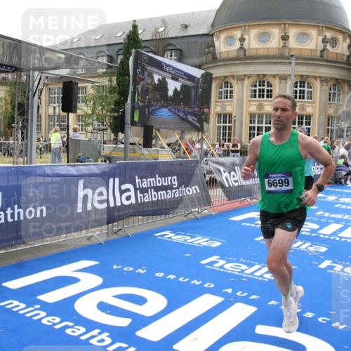 29.06.2025 - hella hamburg halbmarathon Michael Strokosch http://msf.ph/oto/8440130 29.06.2025 10:23:53 Ziel 6699, 7963, 9447, 10780, 12360 meine-sportfotos.de