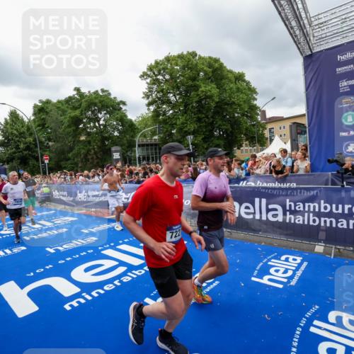 29.06.2025 - hella hamburg halbmarathon Zöllner http://msf.ph/oto/8440144 29.06.2025 10:55:53 Ziel 1179, 2612, 3256, 3668, 4772, 5021, 6569, 7221, 7976, 12858, 13474, 14365, 16401, 16434, 16786, 18125, 18867, 19047 meine-sportfotos.de