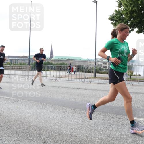 29.06.2025 - hella hamburg halbmarathon Lena Gebhardt http://msf.ph/oto/8440147 29.06.2025 10:29:16 Lombardsbrücke 1230, 1518, 1661, 1869, 2688, 3179, 3311, 3717, 4161, 4349, 4362, 4373, 4834, 4982, 5167, 6285, 6345, 6725, 7169, 7449, 8048, 8812, 9714, 10198, 10322, 10641, 10808, 11249, 11792, 11803, 11989, 12086, 12099, 12404, 12442, 12958, 13090, 13382, 14205, 14644, 15143, 15452, 15453, 15952, 15955, 16659, 16662, 16673, 16676, 17496, 18298, 18299, 18414 meine-sportfotos.de