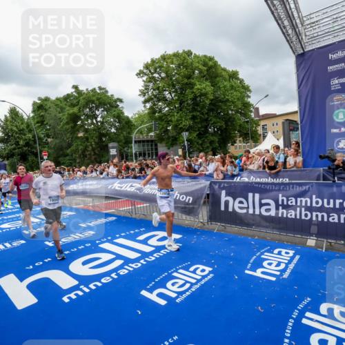 29.06.2025 - hella hamburg halbmarathon Zöllner http://msf.ph/oto/8440158 29.06.2025 10:55:54 Ziel 1179, 2612, 3256, 3668, 4772, 6569, 7221, 7976, 8968, 9246, 12858, 13474, 16401, 16434, 16786, 18125, 18867, 19047 meine-sportfotos.de