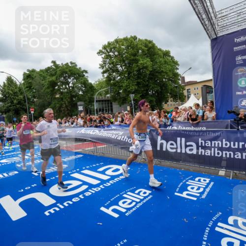 29.06.2025 - hella hamburg halbmarathon Zöllner http://msf.ph/oto/8440171 29.06.2025 10:55:54 Ziel 1179, 2612, 3256, 3668, 4772, 6569, 7221, 7976, 8968, 9246, 12858, 13474, 16401, 16434, 16786, 18125, 18867, 19047 meine-sportfotos.de
