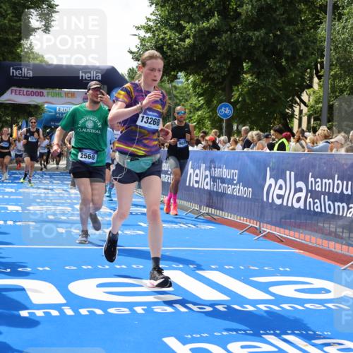 29.06.2025 - hella hamburg halbmarathon Strokosch-Dieckow http://msf.ph/oto/8440176 29.06.2025 10:41:06 Ziel 1136, 2568, 2949, 3332, 3618, 4205, 4380, 4871, 5709, 6550, 6683, 8122, 9358, 9659, 9755, 9815, 10375, 11062, 11922, 12895, 13268, 17100, 17620, 17834, 17971, 18045, 18049 meine-sportfotos.de