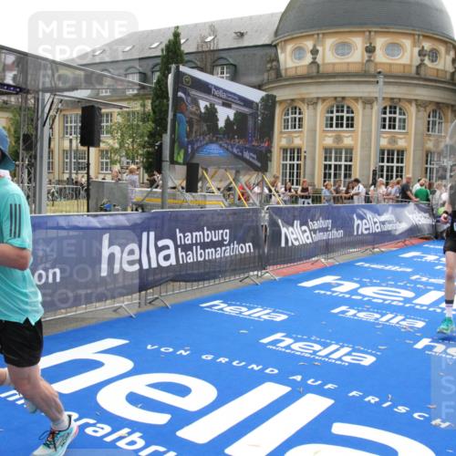 29.06.2025 - hella hamburg halbmarathon Michael Strokosch http://msf.ph/oto/8440186 29.06.2025 10:23:54 Ziel 6699, 7963, 9447, 10780, 12360 meine-sportfotos.de