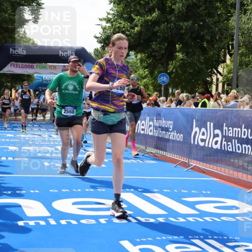 29.06.2025 - hella hamburg halbmarathon Strokosch-Dieckow http://msf.ph/oto/8440200 29.06.2025 10:41:06 Ziel 1136, 2568, 2949, 3332, 3618, 4205, 4380, 4871, 5709, 6550, 6683, 8122, 9358, 9659, 9755, 9815, 10375, 11062, 11922, 12895, 13268, 17100, 17620, 17834, 17971, 18045, 18049 meine-sportfotos.de