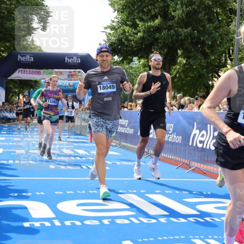 29.06.2025 - hella hamburg halbmarathon Strokosch-Dieckow http://msf.ph/oto/8440225 29.06.2025 10:41:05 Ziel 1136, 2568, 2949, 3332, 3618, 4205, 4380, 4871, 5709, 6550, 6683, 8122, 9358, 9659, 9755, 9815, 10375, 11062, 11922, 12895, 13268, 17100, 17620, 17834, 17971, 18045, 18049 meine-sportfotos.de
