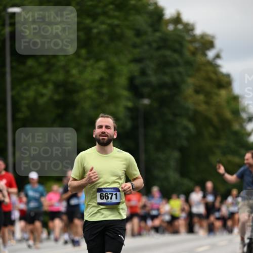 29.06.2025 - hella hamburg halbmarathon Dr. Thomas Lammeyer http://msf.ph/oto/8440254 29.06.2025 10:56:51 Kennedybrücke 1369, 1978, 2308, 2593, 3140, 3645, 3787, 4815, 5262, 6406, 6671, 6985, 7682, 7737, 8194, 8196, 8250, 8251, 8672, 9068, 9070, 9730, 10296, 10342, 10496, 10600, 10634, 10693, 10884, 11084, 11297, 11375 meine-sportfotos.de