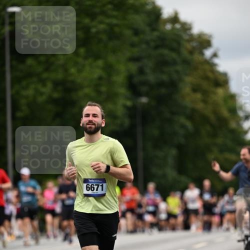 29.06.2025 - hella hamburg halbmarathon Dr. Thomas Lammeyer http://msf.ph/oto/8440266 29.06.2025 10:56:51 Kennedybrücke 1369, 1978, 2308, 2593, 3140, 3645, 3787, 4815, 5262, 6406, 6671, 6985, 7682, 7737, 8194, 8196, 8250, 8251, 8672, 9068, 9070, 9730, 10296, 10342, 10496, 10600, 10634, 10693, 10884, 11084, 11297, 11375 meine-sportfotos.de
