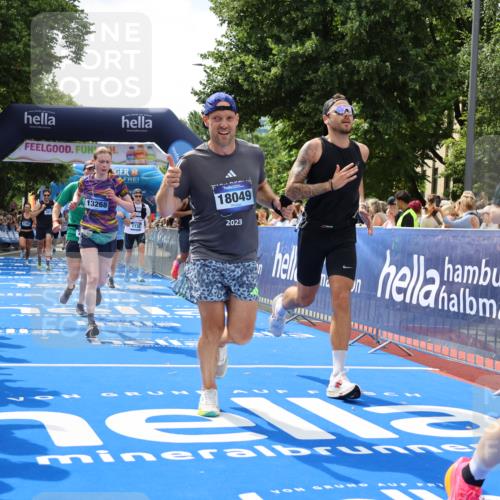 29.06.2025 - hella hamburg halbmarathon Strokosch-Dieckow http://msf.ph/oto/8440267 29.06.2025 10:41:05 Ziel 1136, 2568, 2949, 3332, 3618, 4205, 4380, 4871, 5709, 6550, 6683, 8122, 9358, 9659, 9755, 9815, 10375, 11062, 11922, 12895, 13268, 17100, 17620, 17834, 17971, 18045, 18049 meine-sportfotos.de