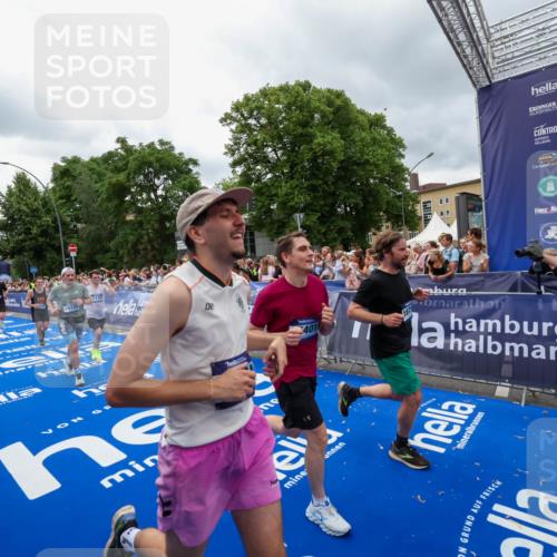 29.06.2025 - hella hamburg halbmarathon Zöllner http://msf.ph/oto/8440273 29.06.2025 10:55:56 Ziel 1179, 2612, 3256, 3668, 4772, 7147, 7976, 8968, 9246, 10084, 13474, 15884, 16401, 16434, 16786, 18125, 18867, 19047 meine-sportfotos.de