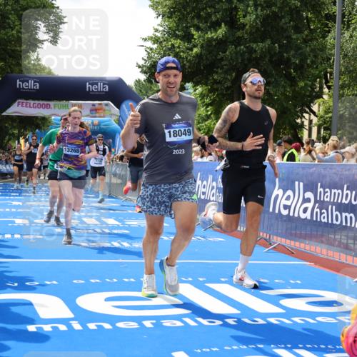 29.06.2025 - hella hamburg halbmarathon Strokosch-Dieckow http://msf.ph/oto/8440296 29.06.2025 10:41:05 Ziel 1136, 2568, 2949, 3332, 3618, 4205, 4380, 4871, 5709, 6550, 6683, 8122, 9358, 9659, 9755, 9815, 10375, 11062, 11922, 12895, 13268, 17100, 17620, 17834, 17971, 18045, 18049 meine-sportfotos.de