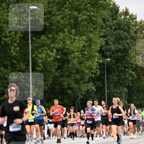 29.06.2025 - hella hamburg halbmarathon Dr. Thomas Lammeyer http://msf.ph/oto/8440297 29.06.2025 10:56:59 Kennedybrücke 1369, 2308, 2593, 2988, 3140, 3227, 3645, 3787, 5262, 6135, 6604, 6671, 6985, 7682, 7735, 7737, 7871, 8250, 8251, 9340, 10600, 10634, 10693, 10884, 11297 meine-sportfotos.de