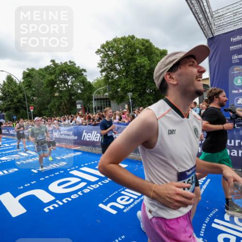 29.06.2025 - hella hamburg halbmarathon Zöllner http://msf.ph/oto/8440303 29.06.2025 10:55:56 Ziel 1179, 2612, 3256, 3668, 4772, 7147, 7976, 8968, 9246, 10084, 13474, 15884, 16401, 16434, 16786, 18125, 18867, 19047 meine-sportfotos.de