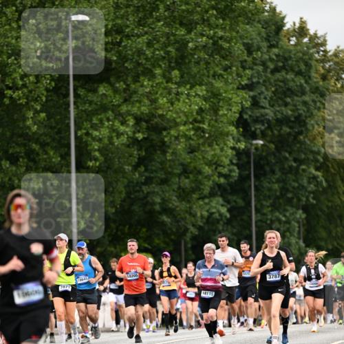 29.06.2025 - hella hamburg halbmarathon Dr. Thomas Lammeyer http://msf.ph/oto/8440306 29.06.2025 10:56:59 Kennedybrücke 1369, 2308, 2593, 2988, 3140, 3227, 3645, 3787, 5262, 6135, 6604, 6671, 6985, 7682, 7735, 7737, 7871, 8250, 8251, 9340, 10600, 10634, 10693, 10884, 11297 meine-sportfotos.de