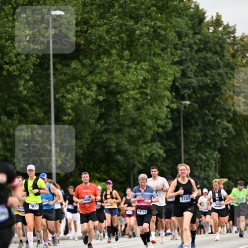 29.06.2025 - hella hamburg halbmarathon Dr. Thomas Lammeyer http://msf.ph/oto/8440326 29.06.2025 10:57:00 Kennedybrücke 1369, 2308, 2593, 2988, 3227, 3645, 3787, 5262, 6135, 6604, 6671, 7511, 7682, 7735, 7737, 7871, 8250, 8251, 9340, 10600, 10634, 10693, 10884, 11297 meine-sportfotos.de