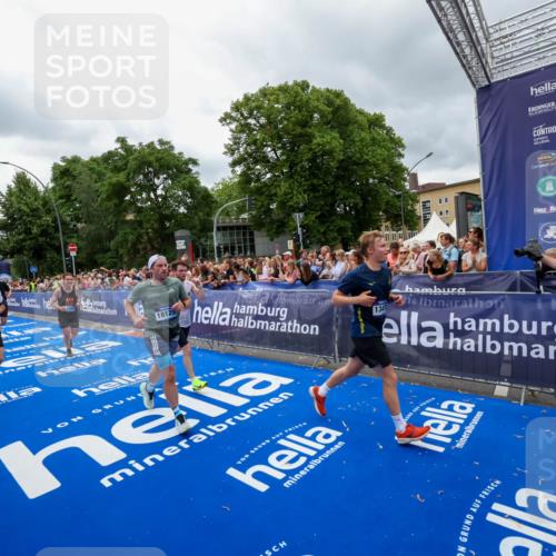 29.06.2025 - hella hamburg halbmarathon Zöllner http://msf.ph/oto/8440332 29.06.2025 10:55:56 Ziel 1179, 2612, 3256, 3668, 4772, 7147, 7976, 8968, 9246, 10084, 13474, 15884, 16401, 16434, 16786, 18125, 18867, 19047 meine-sportfotos.de