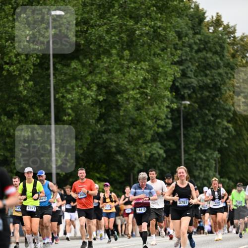 29.06.2025 - hella hamburg halbmarathon Dr. Thomas Lammeyer http://msf.ph/oto/8440333 29.06.2025 10:57:00 Kennedybrücke 1369, 2308, 2593, 2988, 3227, 3645, 3787, 5262, 6135, 6604, 6671, 7511, 7682, 7735, 7737, 7871, 8250, 8251, 9340, 10600, 10634, 10693, 10884, 11297 meine-sportfotos.de