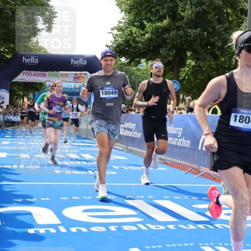 29.06.2025 - hella hamburg halbmarathon Strokosch-Dieckow http://msf.ph/oto/8440339 29.06.2025 10:41:05 Ziel 1136, 2568, 2949, 3332, 3618, 4205, 4380, 4871, 5709, 6550, 6683, 8122, 9358, 9659, 9755, 9815, 10375, 11062, 11922, 12895, 13268, 17100, 17620, 17834, 17971, 18045, 18049 meine-sportfotos.de