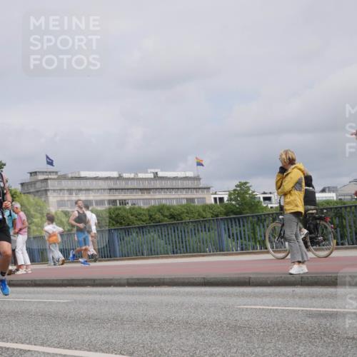 29.06.2025 - hella hamburg halbmarathon Luisa Fischer http://msf.ph/oto/8440345 29.06.2025 10:20:55 Kennedybrücke 43, 2094, 1458, 1554, 1622, 2094, 2147, 2548, 2931, 3138, 5002, 5004, 5294, 7094, 7641, 8144, 8607, 9798, 10509 meine-sportfotos.de