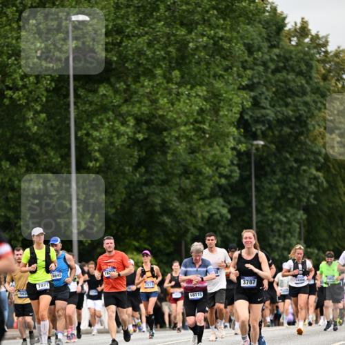 29.06.2025 - hella hamburg halbmarathon Dr. Thomas Lammeyer http://msf.ph/oto/8440353 29.06.2025 10:57:00 Kennedybrücke 1369, 2308, 2593, 2988, 3227, 3645, 3787, 5262, 6135, 6604, 6671, 7511, 7682, 7735, 7737, 7871, 8250, 8251, 9340, 10600, 10634, 10693, 10884, 11297 meine-sportfotos.de