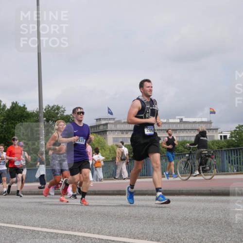 29.06.2025 - hella hamburg halbmarathon Luisa Fischer http://msf.ph/oto/8440370 29.06.2025 10:20:56 Kennedybrücke 8582, 718, 14420, 17200, 12401, 470, 2931, 2094, 1458, 1554, 1622, 2094, 2147, 2548, 2931, 3138, 5002, 5004, 5294, 7094, 7641, 8144, 9798, 10509 meine-sportfotos.de