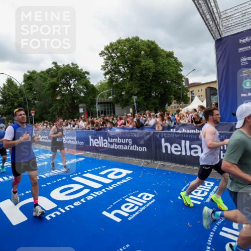 29.06.2025 - hella hamburg halbmarathon Zöllner http://msf.ph/oto/8440394 29.06.2025 10:55:57 Ziel 1179, 2612, 3256, 3668, 4772, 7147, 7976, 8968, 9246, 10084, 13474, 15868, 15884, 18125, 18867 meine-sportfotos.de