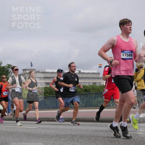 29.06.2025 - hella hamburg halbmarathon Luisa Fischer http://msf.ph/oto/8440400 29.06.2025 10:21:02 Kennedybrücke 14013, 11156, 2274, 9798, 17588, 58, 1554, 1641, 1982, 2147, 2548, 3977, 4804, 5002, 5004, 5023, 5294, 7094, 7641, 8144, 9539, 9798, 10332, 10831 meine-sportfotos.de