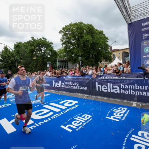 29.06.2025 - hella hamburg halbmarathon Zöllner http://msf.ph/oto/8440401 29.06.2025 10:55:57 Ziel 1179, 2612, 3256, 3668, 4772, 7147, 7976, 8968, 9246, 10084, 13474, 15868, 15884, 18125, 18867 meine-sportfotos.de