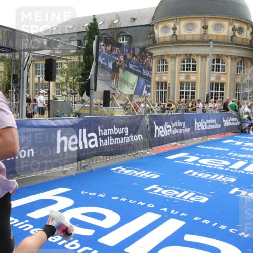 29.06.2025 - hella hamburg halbmarathon Michael Strokosch http://msf.ph/oto/8440411 29.06.2025 10:24:02 Ziel 11194, 13440, 14753 meine-sportfotos.de