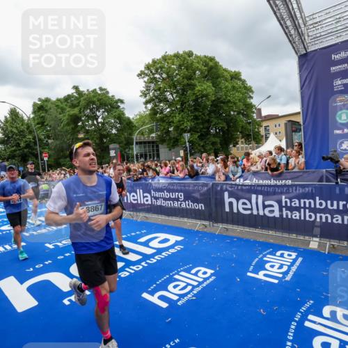 29.06.2025 - hella hamburg halbmarathon Zöllner http://msf.ph/oto/8440423 29.06.2025 10:55:58 Ziel 1179, 2612, 3256, 3668, 4772, 7147, 7976, 8968, 9246, 10084, 14867, 15184, 15868, 15884, 18867 meine-sportfotos.de