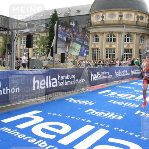 29.06.2025 - hella hamburg halbmarathon Michael Strokosch http://msf.ph/oto/8440436 29.06.2025 10:24:02 Ziel 11194, 13440, 14753 meine-sportfotos.de