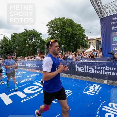 29.06.2025 - hella hamburg halbmarathon Zöllner http://msf.ph/oto/8440441 29.06.2025 10:55:58 Ziel 1179, 2612, 3256, 3668, 4772, 7147, 7976, 8968, 9246, 10084, 14867, 15184, 15868, 15884, 18867 meine-sportfotos.de