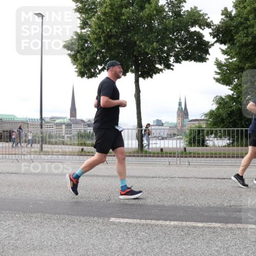 29.06.2025 - hella hamburg halbmarathon Lena Gebhardt http://msf.ph/oto/8440446 29.06.2025 10:29:18 Lombardsbrücke 1230, 1661, 1869, 2688, 3179, 3311, 3524, 3717, 4161, 4349, 4362, 4373, 4834, 4982, 5167, 6285, 6345, 6725, 7169, 7449, 7517, 7832, 8048, 8812, 9714, 10198, 10322, 10641, 10808, 10996, 11249, 11792, 11803, 11989, 12086, 12099, 12404, 12442, 12958, 13090, 13382, 14205, 14644, 15143, 15452, 15453, 15952, 15955, 16306, 16659, 16662, 16673, 16676, 17496, 17945, 18298, 18299, 18414 meine-sportfotos.de