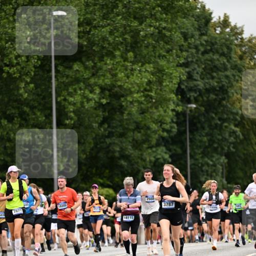 29.06.2025 - hella hamburg halbmarathon Dr. Thomas Lammeyer http://msf.ph/oto/8440452 29.06.2025 10:57:01 Kennedybrücke 1369, 2308, 2593, 2983, 2988, 3227, 3645, 3787, 5262, 6135, 6604, 6671, 7511, 7682, 7735, 7737, 7871, 8250, 8251, 9340, 10600, 10634, 10693, 10884, 11297 meine-sportfotos.de